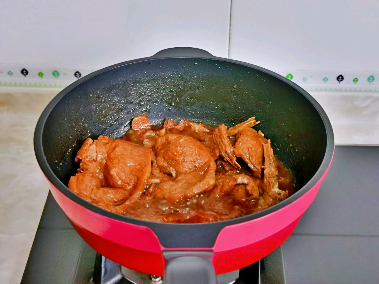 在家做正宗的上海秘制大排,肉香四溢,甜而不腻,好吃到停不下来