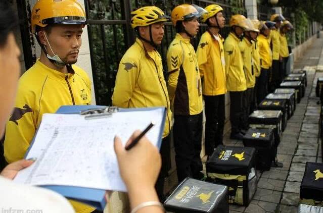 在农村做外卖小哥一个月多少钱,五线城市外卖小哥一个月挣多少