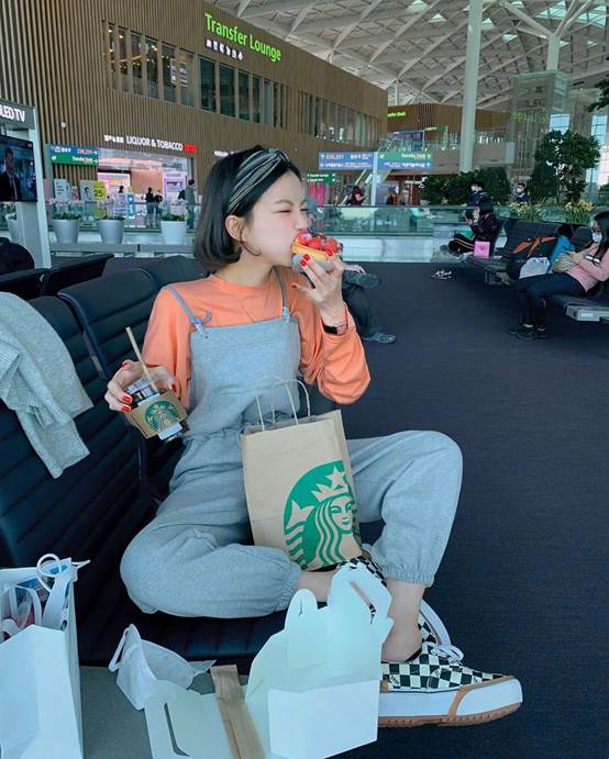 vivamoon韩国穿搭博主小西装,鬼马精灵彩虹眼妆