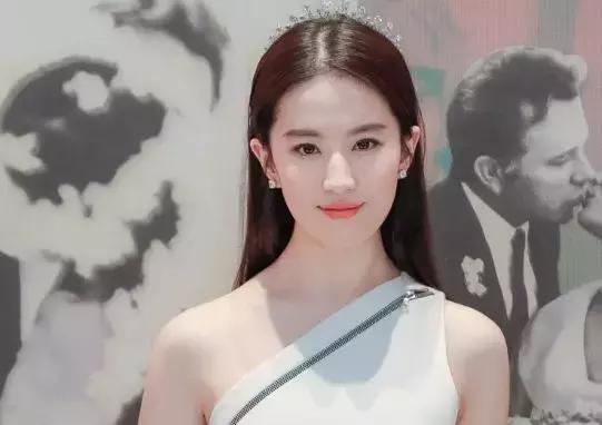 不画眉就像没眉毛一样,不画眉毛显得没精神