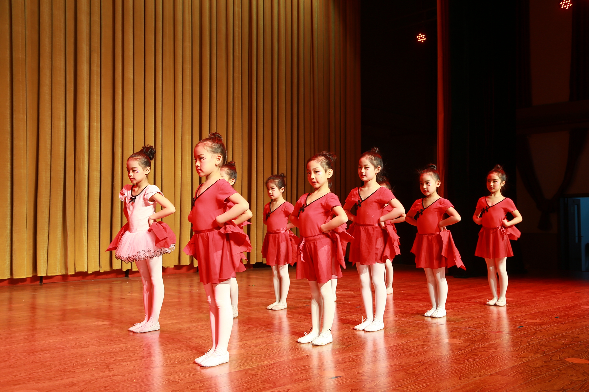 金鸡艺术《舞动人生梦想起航》专场晚会在青少年活动中心演出