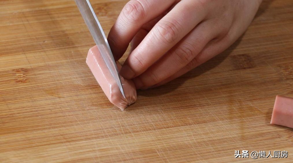 烤肠的最正宗制作过程视频,自制黑椒烤肠的做法