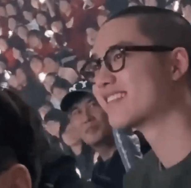 都暻秀来exo演唱会,exo演唱会都暻秀寸头红衣服