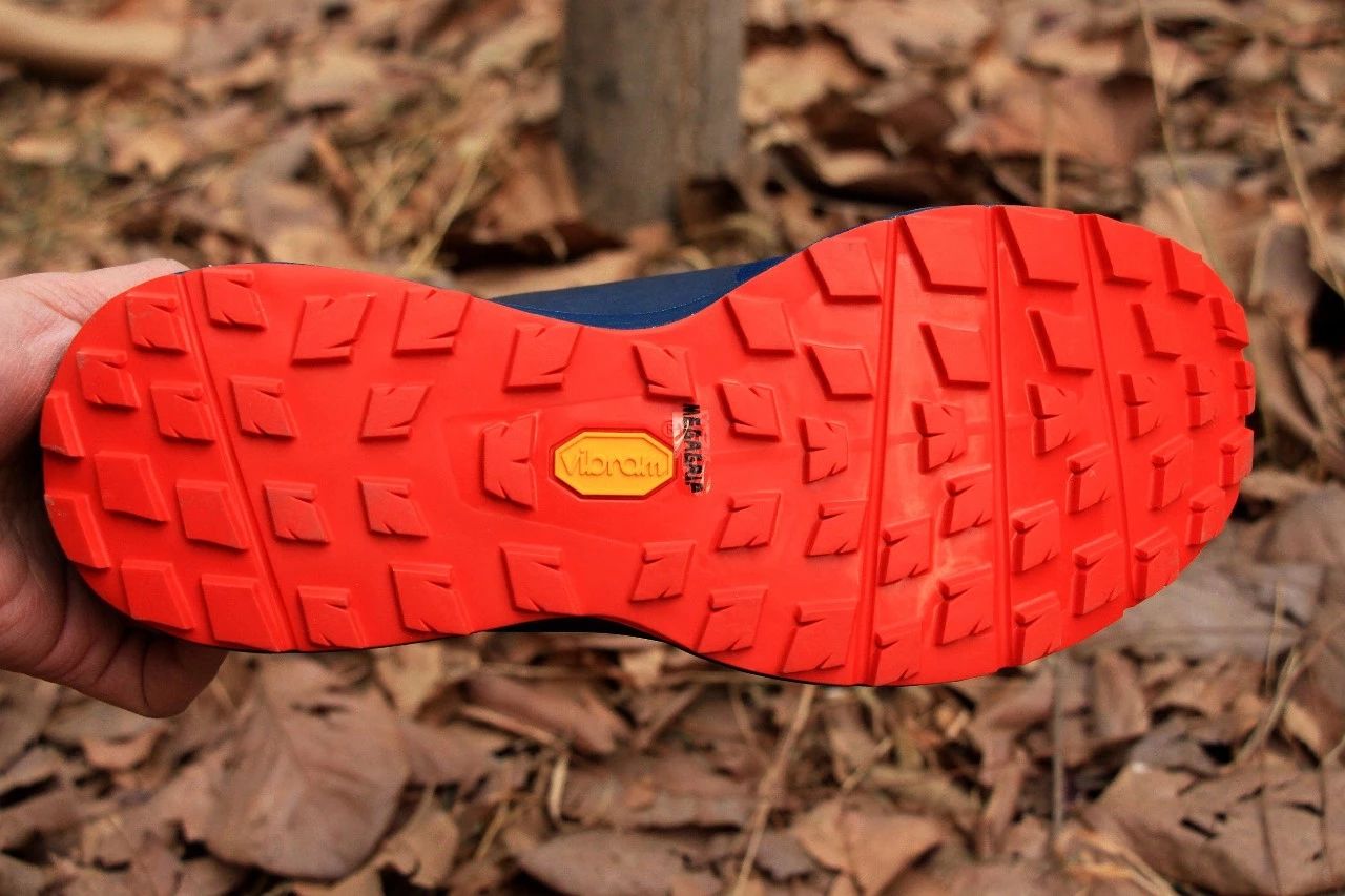 公认脚感最好的户外鞋始祖鸟,始祖鸟越野跑鞋高帮灰色