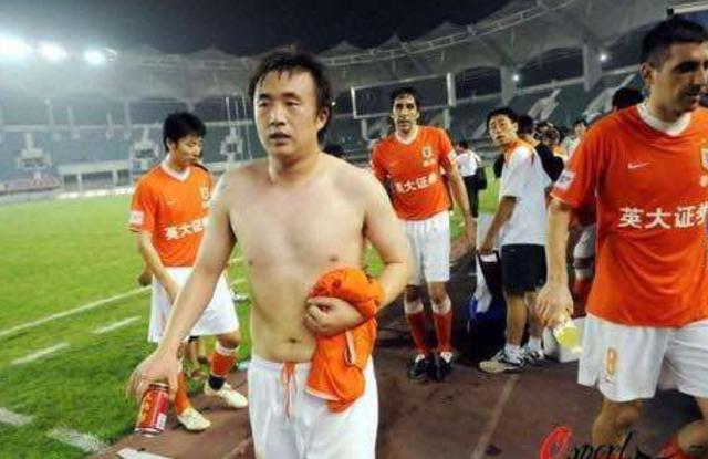 足坛肌肉男直言不会特意锻炼!球迷:学霸说从不看书