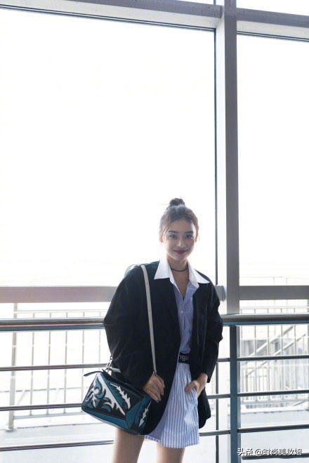 袁姗姗丝绒,袁姗姗一袭黑色丝绒连衣裙