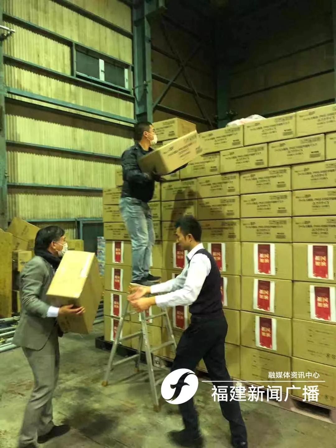 十万口罩从海外飞到黄冈,26万的口罩运往国外