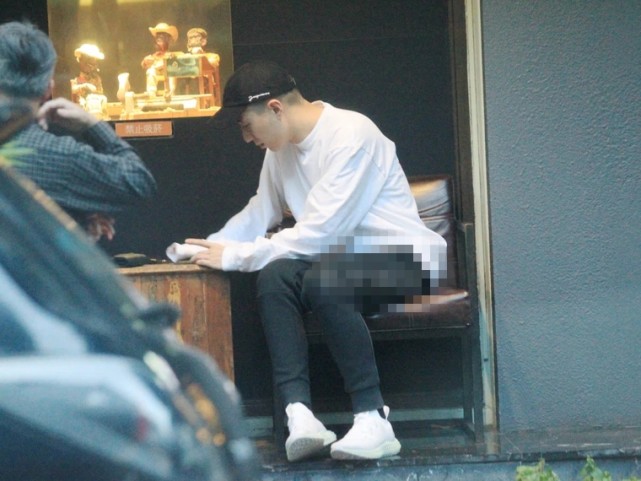 成龙儿子房祖名近况曝光，抽雪茄开豪车，下半年已有全新演艺计划