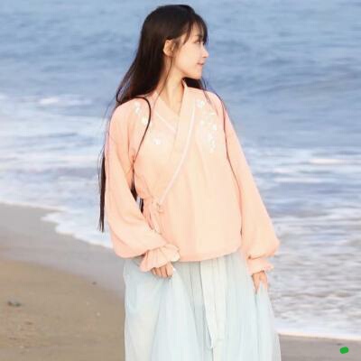 上联：随风漫步走，佳人飘逸似春柳。下联：？请友赐联