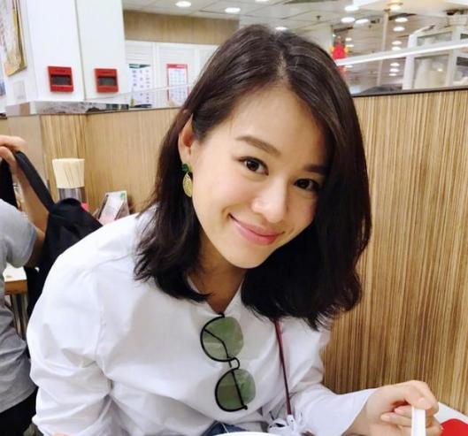 胡杏儿三胎生子公开一家人合影,41岁胡杏儿三胎得子视频