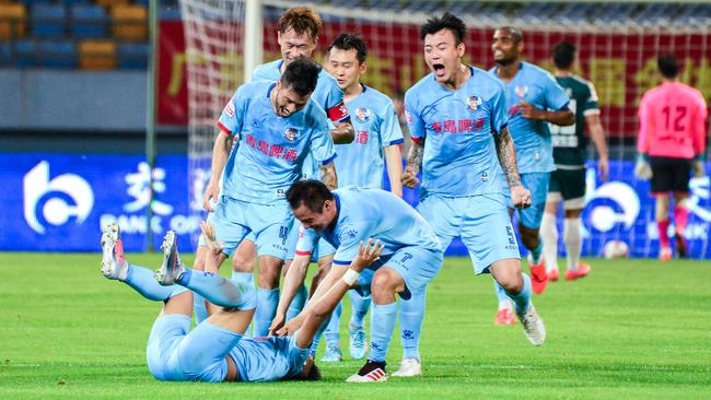 浮躁的中国足球人：职业裁判屡戏鲁能，体育精神拷问铁汉