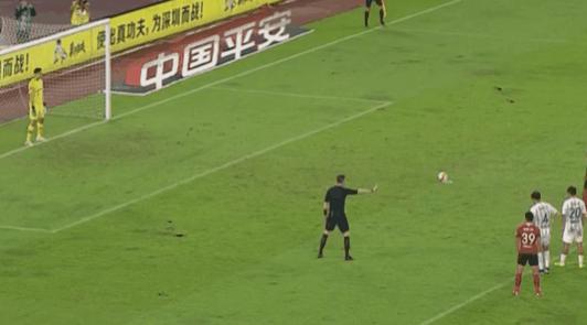 中超奇葩点球,中超15分钟2次巨大争议判罚