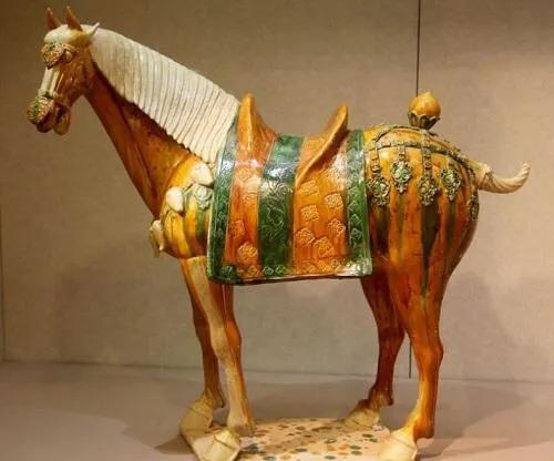 唐三彩是我国釉陶发展的高峰,唐代陶瓷工艺珍品