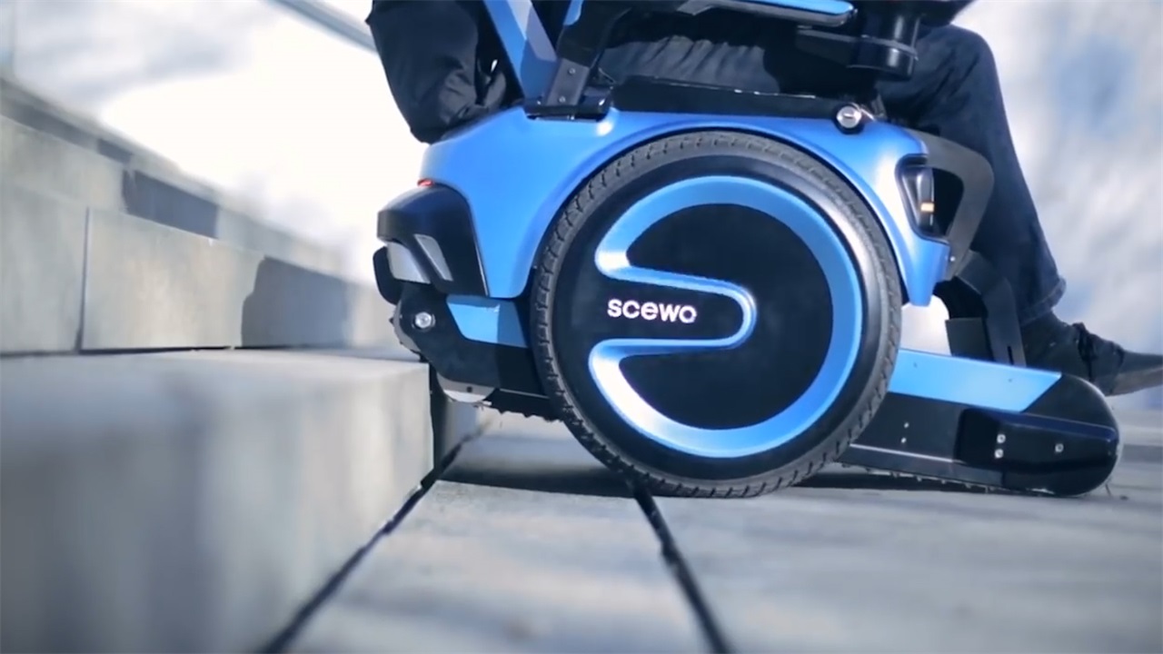 瑞士22岁大学生，发明“自动爬楼梯”轮椅，像坦克的履带？