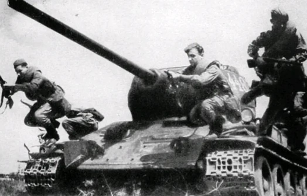 苏联装甲部队的中坚T34中型坦克，为何在战场上战损率惊人？