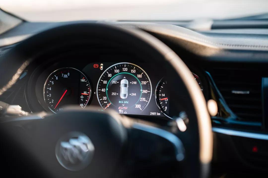 君威gs和君威gs哪个更好,买21款君威gs的十大忠告