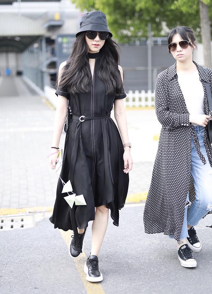 韩雪穿衣也不安分，硬在胸前“挖个洞”太大胆，不仅不俗还更性感