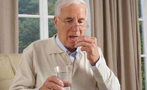 吃完药就躺下休息?当心食道粘膜受伤,专家:这4种药吃完不要躺