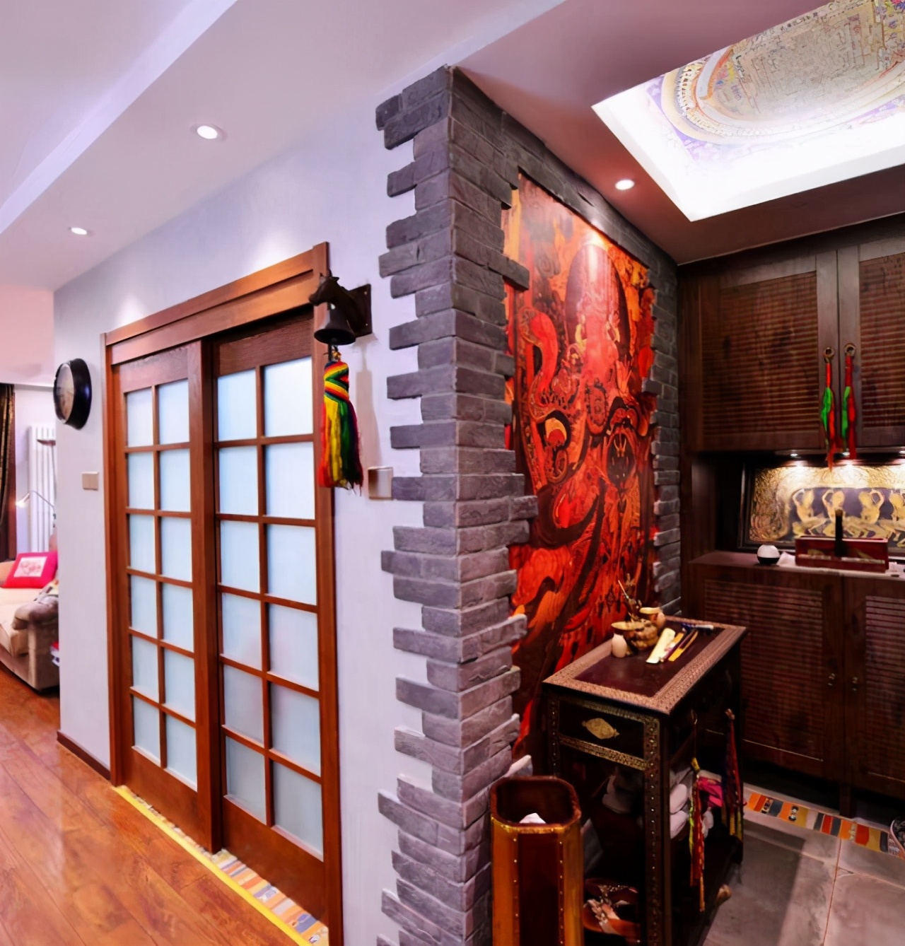 又窄又长的玄关装修效果图,木质玄关隔断和铁制玄关隔断