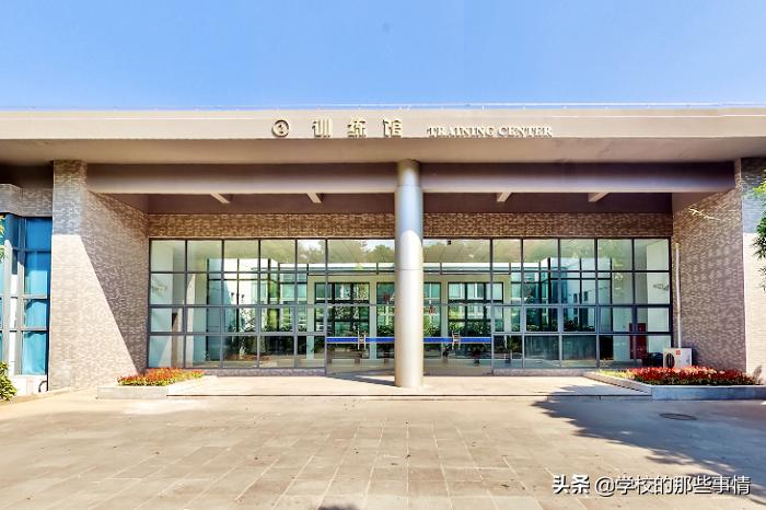 上海一本科学院排名靠后，名气不高，九成以上毕业生成为公务员