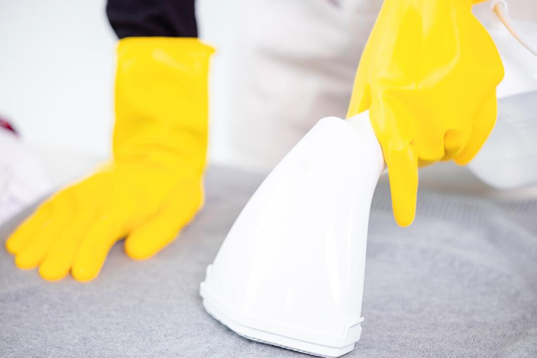 手持挂烫机抚平皱巴巴的衣物,洗完贴身衣物海绵皱巴巴的