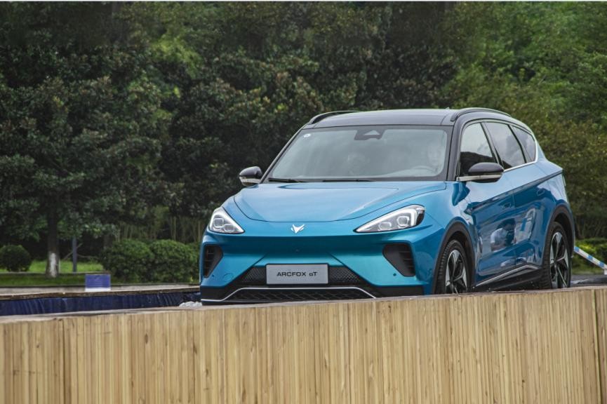 试驾｜极狐阿尔法S/阿尔法T，底盘调校有功底，均衡性很好