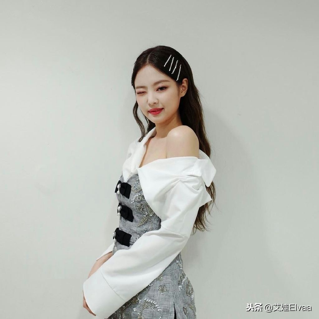 jennie穿绿色连衣裙 (jennie连衣裙露肩)