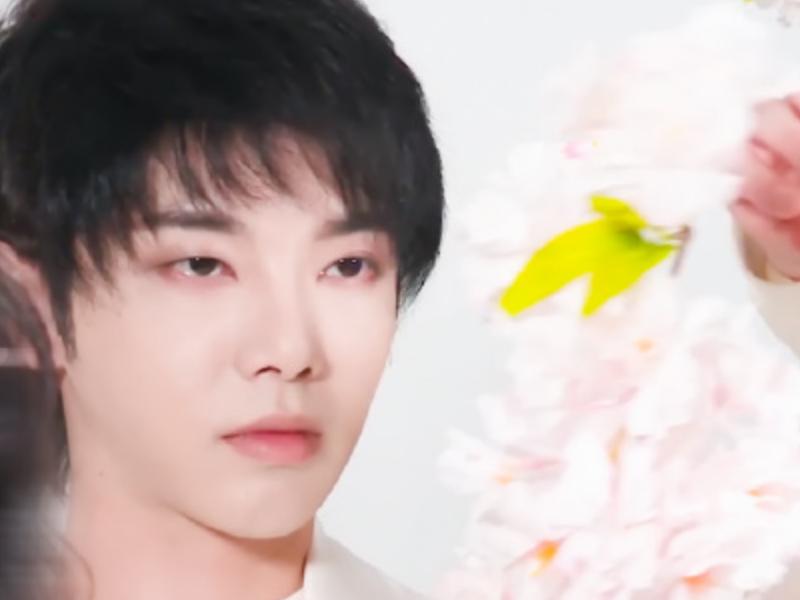 有种“整容”叫华晨宇拿花，本以为会影响颜值，却帅出新高度！