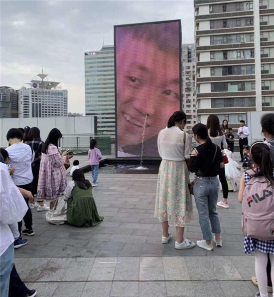 刘波鼻孔也被喷泉了？长沙广场屏幕恶搞药水哥，网友：快来保护他
