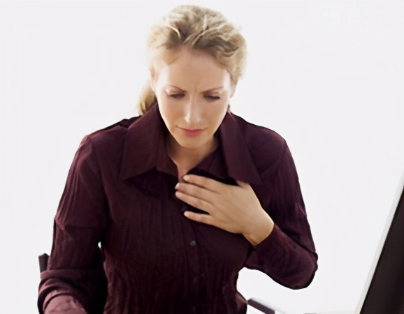 警惕2大症状!60岁大妈嗓子不舒服,一查竟是喉部肿瘤