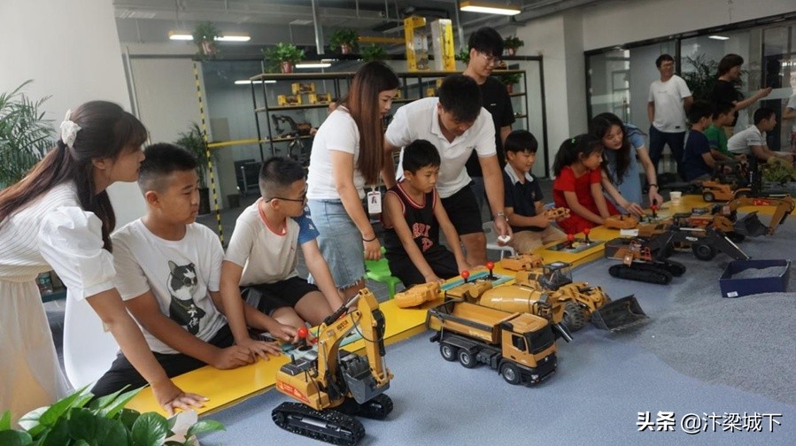 走进开封中关村智酷“亲子好嗨哟工程车乐园”感受科技创新魅力