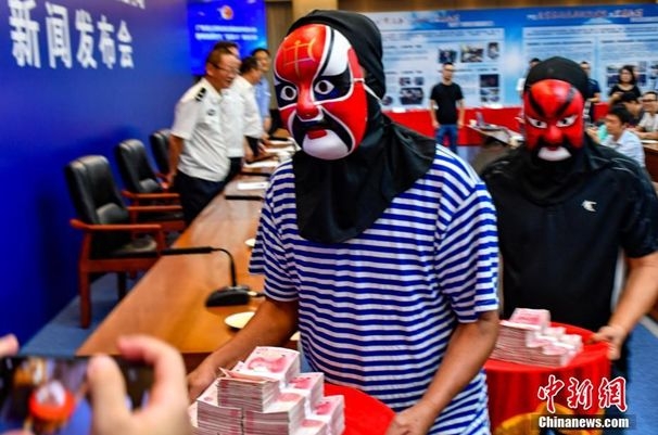 他自称“万岁”，逼人下跪磕头！盘点被扫掉的各种霸