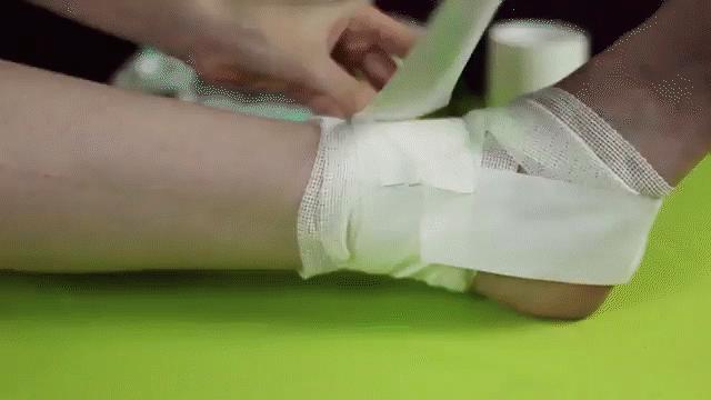 崴脚了用什么加压包扎,打篮球崴脚加压包扎