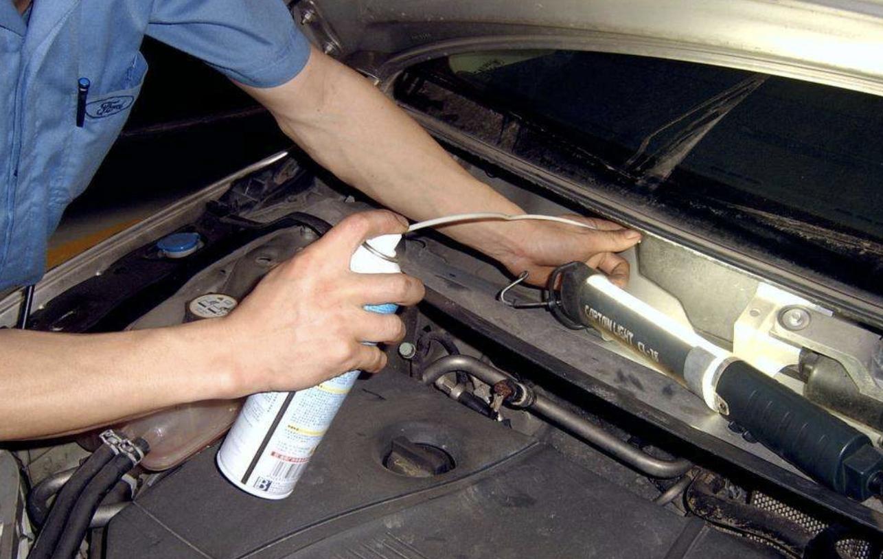 为什么汽车开空调感觉有烟味,为什么汽车开空调后有臭味