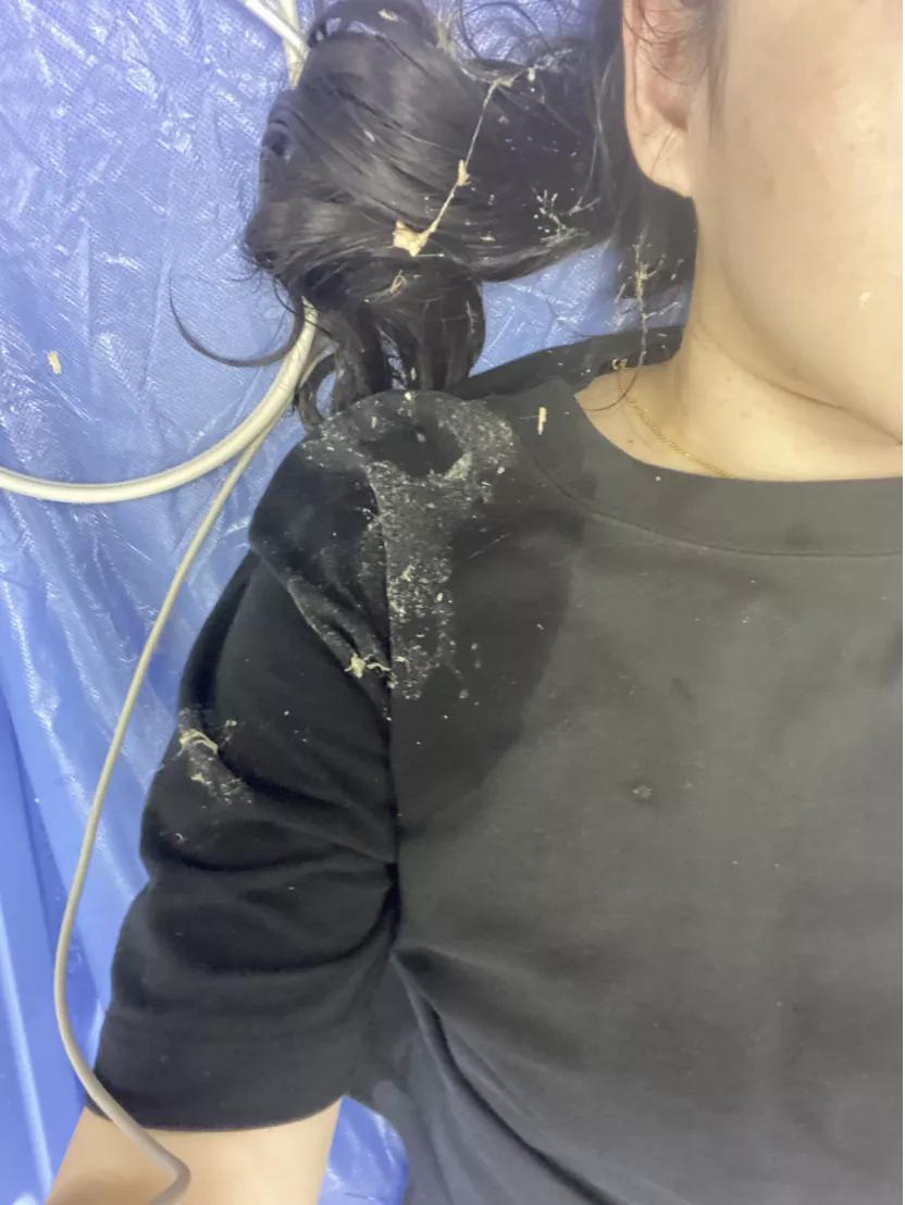 喜茶店员拿错饮料顾客喝下,喜茶店员误拿仿真样品