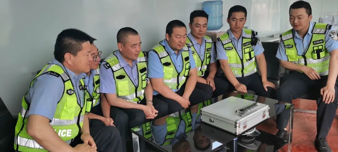 交警支队组织观看“庆祝中国*产党共**成立100周年大会”直播实况