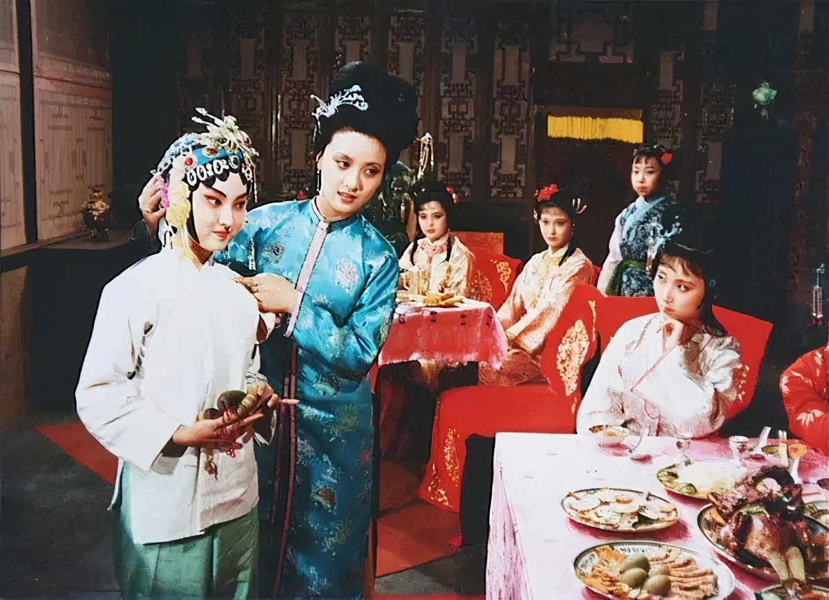 湘云说什么被宝玉说为混账话,湘云与宝玉见面