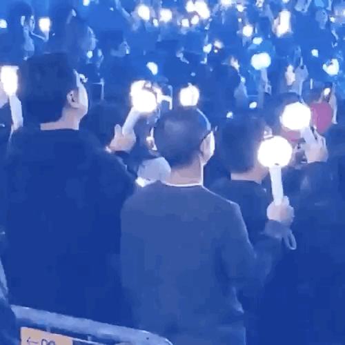 都暻秀来exo演唱会,exo演唱会都暻秀寸头红衣服