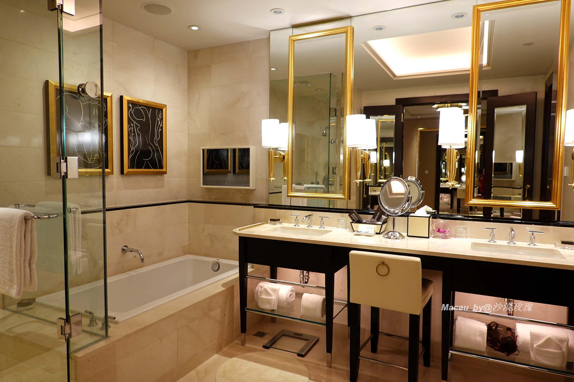 澳门葡京酒店豪华客房一晚多少钱,澳门的美高梅酒店住一晚要多少钱