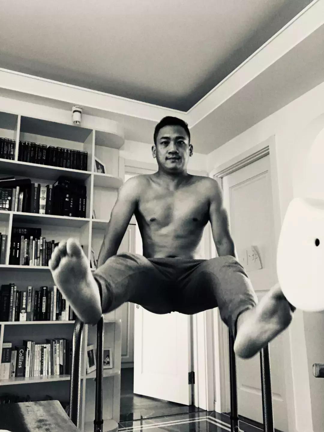 肚子突出屁股后翘正常吗,肚子大腰弯屁股翘怎么矫正