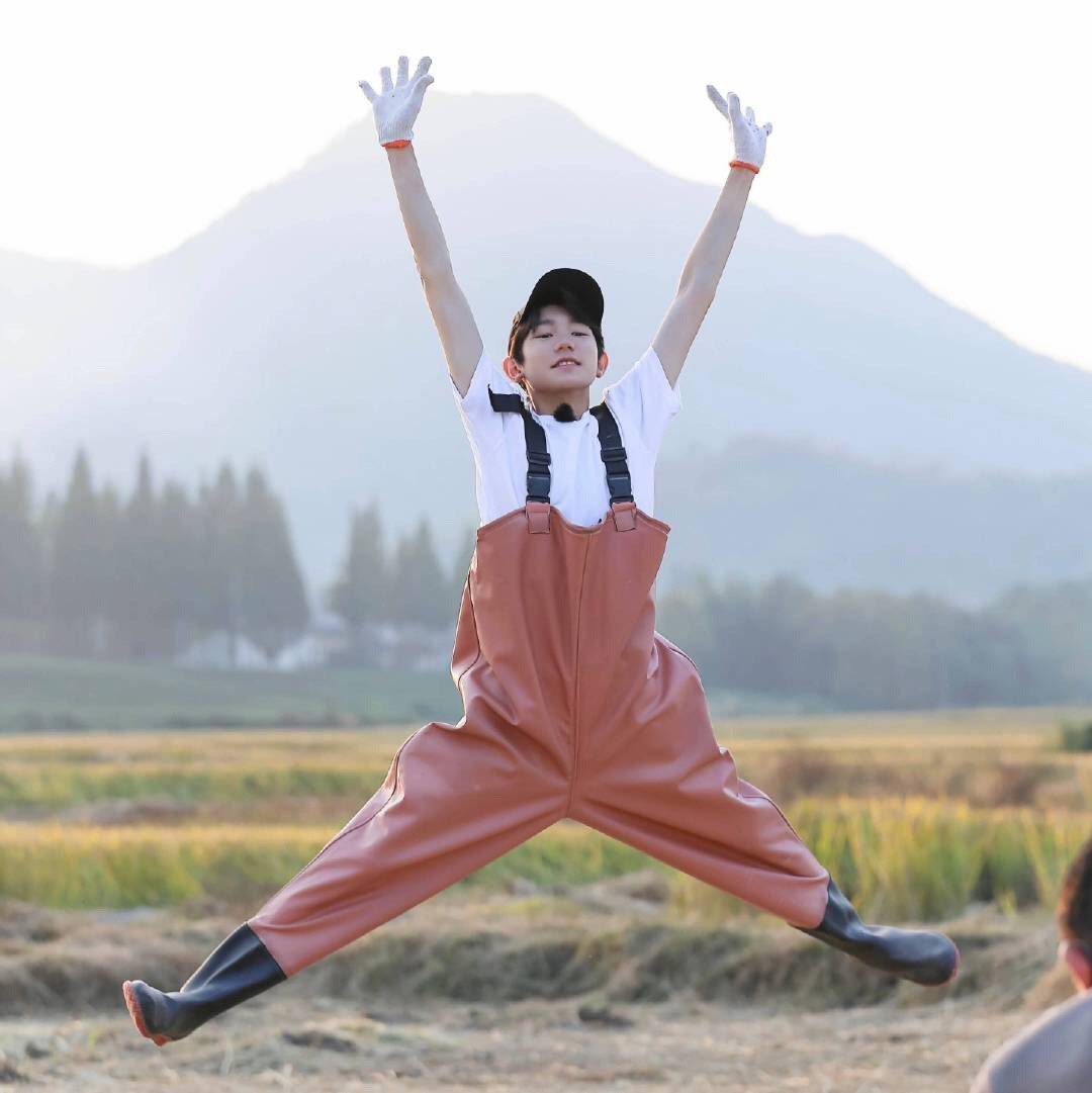 王源羽毛球馆,王源贾乃亮打羽毛球