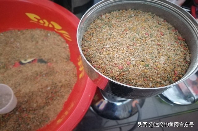 粮食窝料做不好？老钓友分享一款醇香四溢、专钓大鱼的窝料泡法