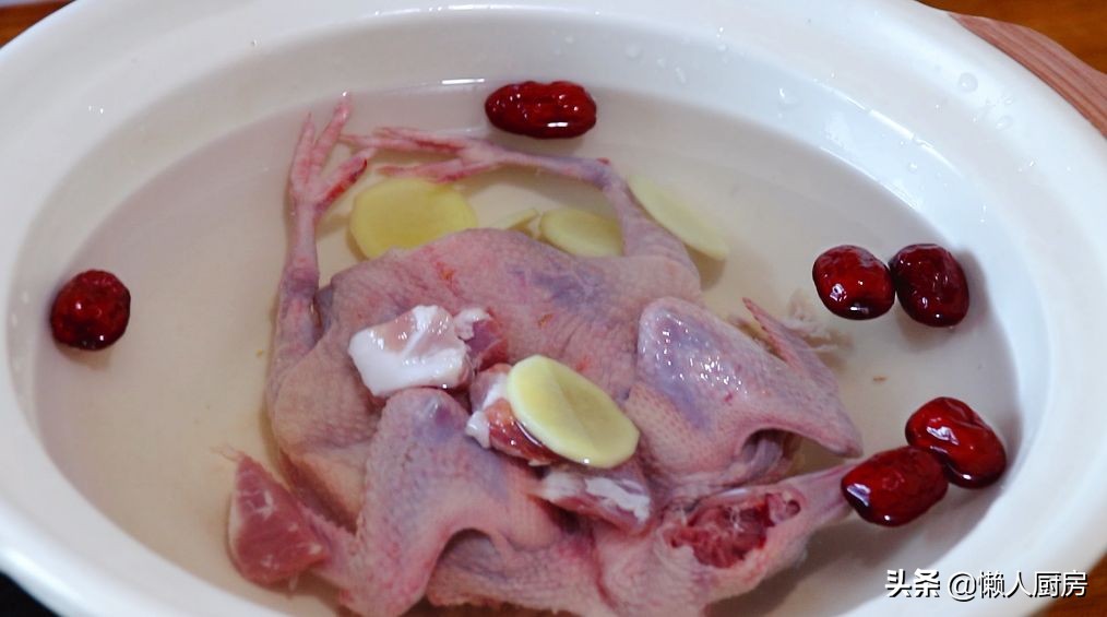 鸽子不用砂锅炖可以吗,鸽子和瘦肉炖汤放点什么材料