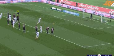 2-1！欧冠7冠王创28年纪录！伊布错失里程碑，C罗又笑了