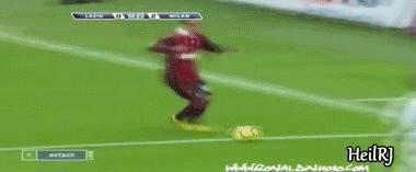 足球精灵罗纳尔迪尼奥巅峰时刻,足球巨星罗纳尔迪尼奥的高光时刻