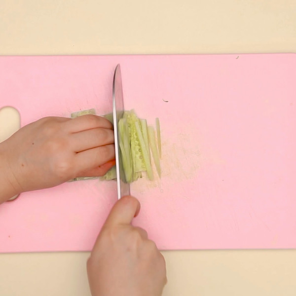 儿童版凉面的家常做法大全,80岁老太太做凉面