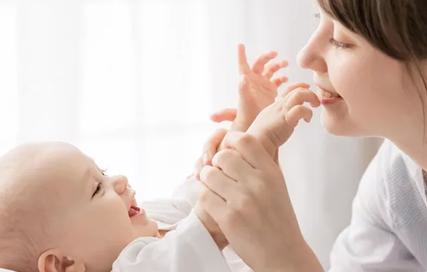 婴儿被手机砸到头,两个月宝宝头被手机砸到