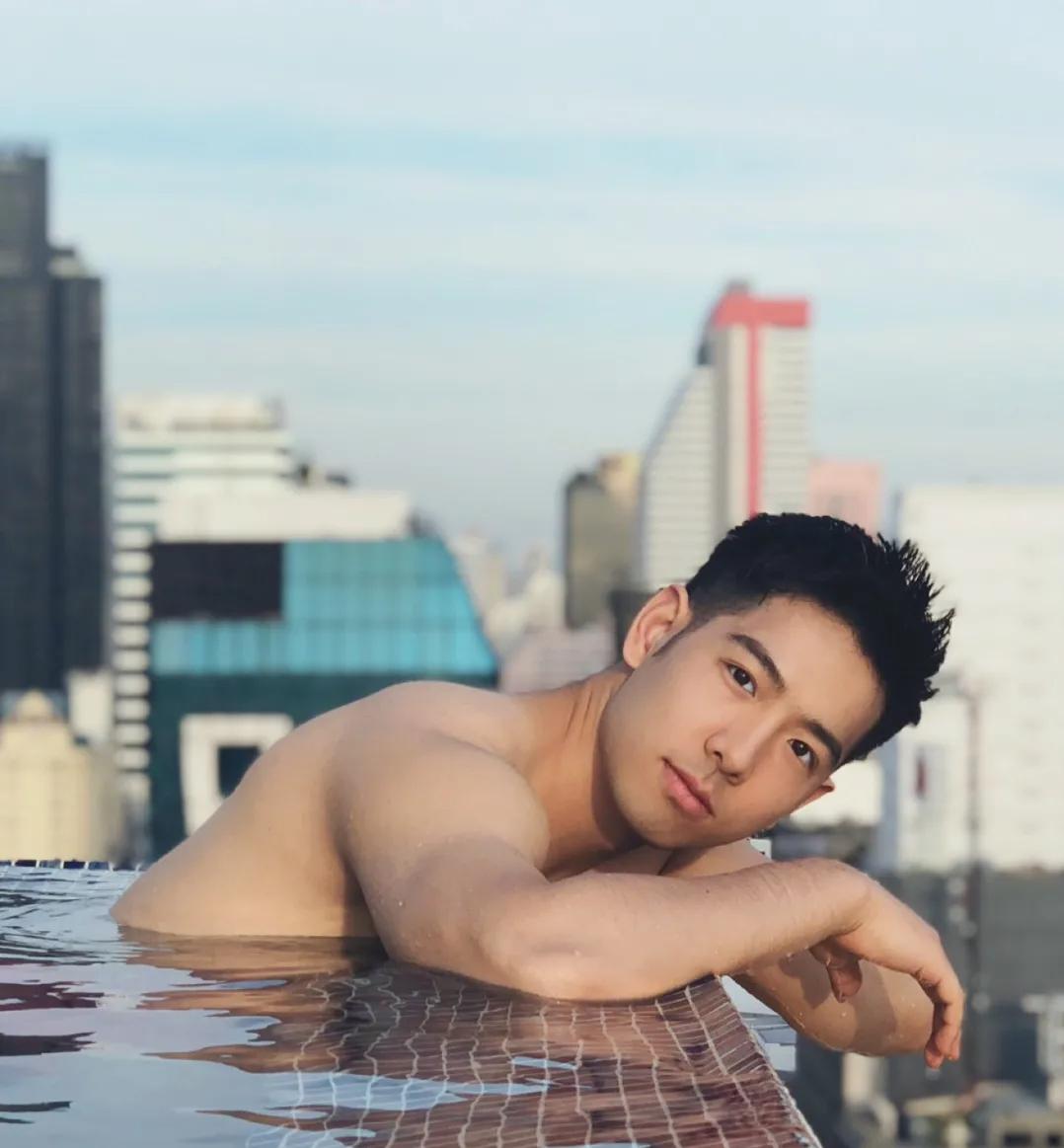 体育生肌肉身材,肌肉体育生秀腹肌