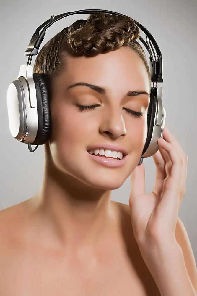 戴耳机配音和不戴耳机配音区别,配音时怎么正确佩戴耳机