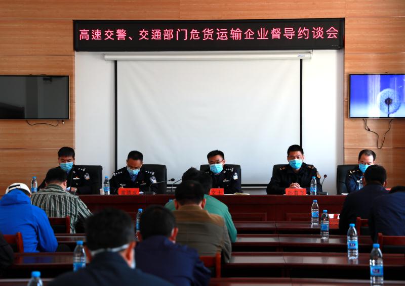 交通执法查处违规运输危险品货车,交警严查货车危化品运输车